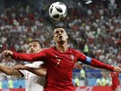 Portugalský kapitán Cristiano Ronaldo si kryje mí v utkání proti Íránu.