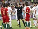 ZMIZTE! Paraguayský sudí Enrique Cáceres od sebe odhání fotbalisty v utkání...