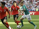 Nmecký záloník Toni Kroos (vpravo) postupuje s míe mezi korejskou obranou.