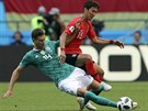 Nmecký záloník Leon Goretzka (vlevo) v souboji s ong U-jongem z Jiní Koreje.