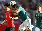 Německý obránce Mats Hummels hlavičkuje míč před I Če-songem z Jižní Korey.