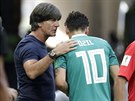 Německý trenér Joachim Löw udílí pokyny Mesutu Özilovi v průběhu utkání s Jižní...