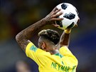 Brazilská hvězda Neymar vhazuje při zápase se Srbskem.