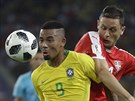 Brazilský útoník Gabriel Jesus (vlevo) si kryje mí ped Nemanjou Matiem ze...