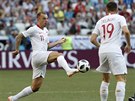 Polský záloník Kamil Grosicki (vlevo) si zpracovává mí v souboji s Japonskem.