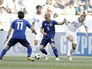 Japonský obránce Yuto Nagatomo (íslo 5) prostupuje polskou defenzivou.