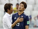 Japonský kou Akira Niino chválí po utkání s Polskem svého svence Hirokiho...