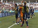 Japontí fotbalisté se radují z postupu do osmifinále.