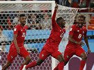 Fotbalisté Panamy se radují z gólu do sít Tuniska.