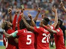 Fotbalisté Panamy se radují z gólu do sít Tuniska.