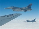 Tankování amerických letoun F-16 texaské Národní gardy bhem cviení Sky...