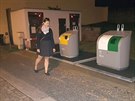 B�hem kv�tna nechala radnice zapustit kontejnery pod chodn�k v Soukenn� ulici u...