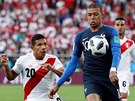 Francouzský útoník Kylian Mbappé v akci bhem utkání mistrovství svta s Peru.