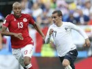 Dánský fotbalista Mathias Zanka Jörgensen stíhá francouzskou hvzdu Antoina...