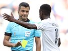 Francouztí fotbalisté diskutují s brazilským rozhodím Sandrem Riccim, který...