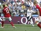 Francouzský útoník Antoine Griezmann stílí v utkání mistrovství svta proti...