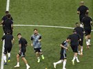 Argentintí fotbalisté se rozcviují ped klíovým zápasem mistrovství svta...