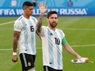 Argentinský kapitán Lionel Messi ped zápasem proti Nigérii zdraví fanouky.