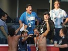 CENNÝ ÚLOVEK. Fanouci na stadionu v Petrohrad se se fotí s legendárním Diegem...