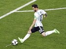 Argentinec Lionel Messi stílí z pímého kopu v duelu proti Nigérii. Trefil ty.