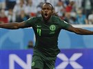 Nigerijský fotbalista Victor Moses slaví promnnou penaltu v utkání svtového...