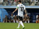 ZKLAMÁNÍ. Lionel Messi se se sklopenou hlavou chystá rozehrát poté, co Nigérie...