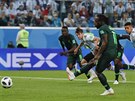 Nigerijec Victor Moses promuje pokutový kop v utkání mistrovství svta proti...