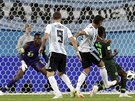 Marcos Rojo stílí vítzný gól Argentiny v utkání mistrovství svta s Nigérií.