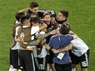 Argentintí fotbalisté po závreném hvizdu oslavují postup do osmifinále...