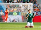 POMODLIT A HRÁT. Mexický fotbalista Javier Hernández ped utkáním mistrovství...