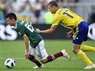 védský fotbalista Viktor Claesson stíhá mexického kídelníka Hirvinga Lozana v...