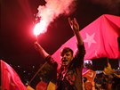 Píznivci Erdogana oslavují jeho vítzství v prezidentských volbách. (24. 6....