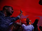 Píznivci Erdogana oslavují jeho vítzství v prezidentských volbách. (24. 6....