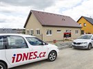 Začalo to sbírkou mezi čtenáři iDNES.cz, která měla Alešovi a Kateřině přispět na nové bydlení. Vlna solidarity jim nakonec dopomohla k novému domu.