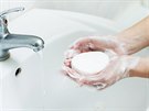 Na obliej bychom mli sahat pouze po dkladném umytí rukou.