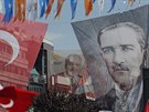 Vedle plakát prezidentských kandidát se na mítíncích objevují i portréty otce...