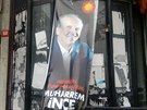 Plakát kandidáta na tureckého prezidenta Muharrema Inceho na jedné z...
