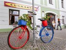 V ulicch Vesel nad Lunic lid obdivuj nabarven a vyzdoben kola.