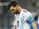 Argentinský kapitán Lionel Messi odchází se svenou hlavou ze zápasu proti...
