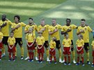 Belgití fotbalisté zpívají hymnu ped zápasem s Tuniskem.