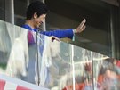 Japonská princezna Takamado zdraví fanouky na stadiuonu v Jekatrinburgu bhem...