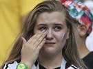 Nmecká fanynka si na stadionu v Kazani utírá slzy poté, co její tým na MS...