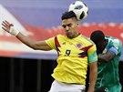 Kolumbijský kapitán Radamel Falcao a Cheikhou Kouyaté ze Senegalu ve vzduném...