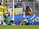 Senegalský útoník Sadio Mané na zemi a sudí odpískal proti Kolumbii penaltu....