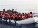 Migranty ze Středozemního moře zachránila posádka lodi Lifeline (22. června...