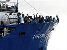 Migranty ze Stedozemního moe zachránila posádka lodi Lifeline (22. ervna...