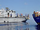 Migranty ze Středozemního moře zachránila posádka lodi Lifeline (22. června...