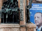 Volební plakát současného tureckého prezidenta Tayyipa Erdogana v Istanbulu...