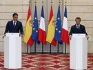 Francouzský prezident Emmanuel Macron se setkal se panlským premiérem Pedro...