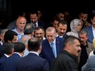 Turecký prezident Tayyip Erdogan zdraví své píznivce pi odchodu z volební...